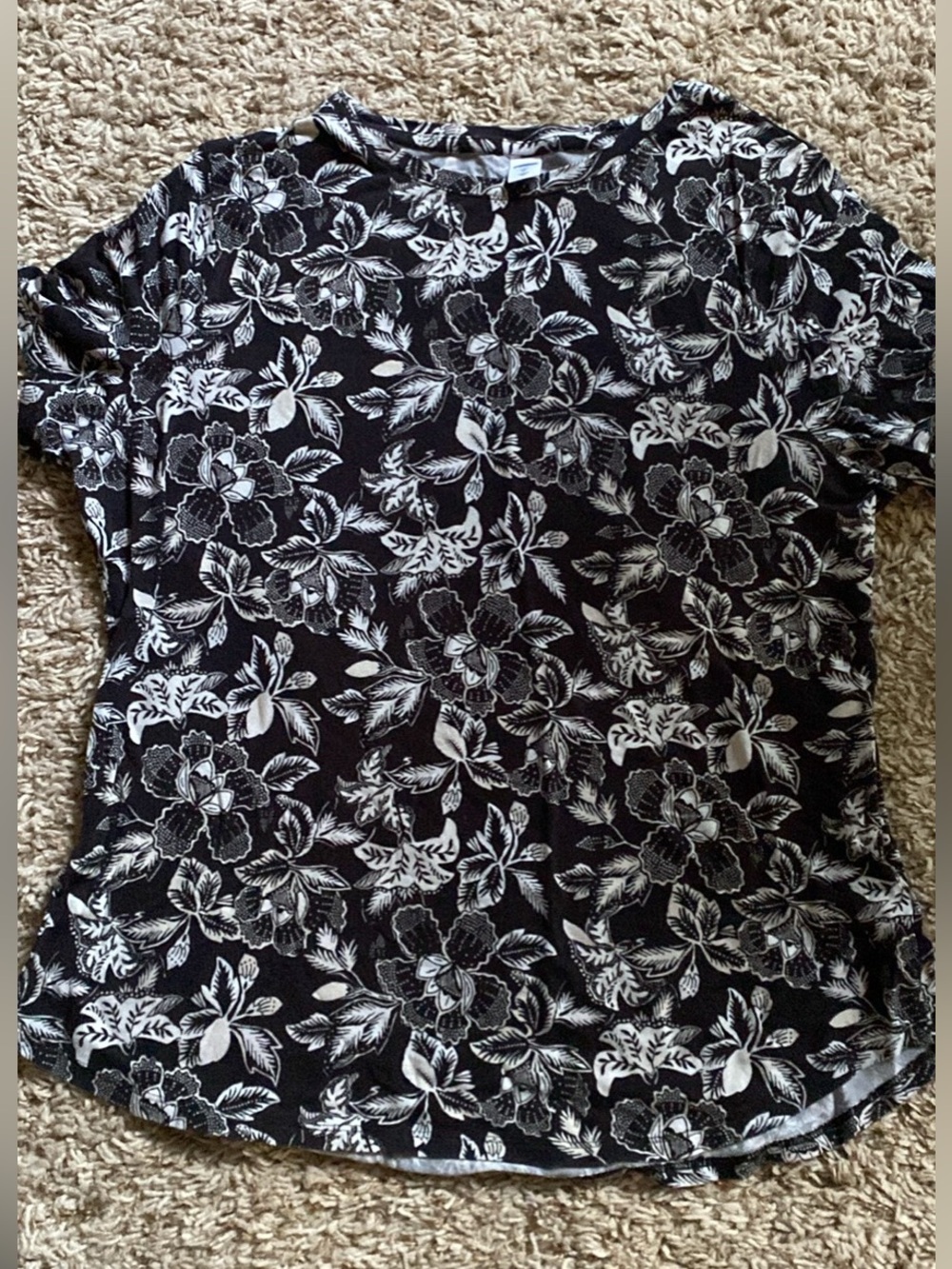Old Navy Black & White Floral Short Sleeve Tee